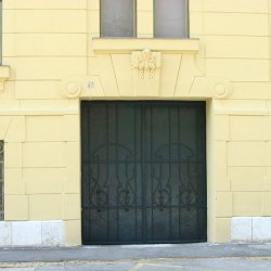 Kováčstvo - secesná kovaná brána v historickej budove v Košiciach