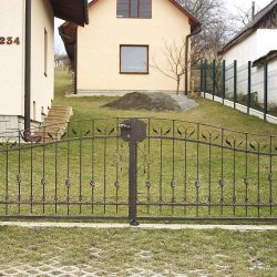 Kované brány a ploty - jednoduchá kovaná brána - rodinný dom