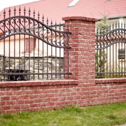 Kované brány a ploty - kované oplotenie rodinného domu s hrotmi od firmy Ukovmi