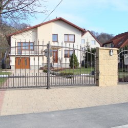 Kované brány a ploty s jednoduchým dizajnom - moderné brány