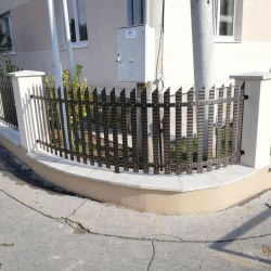 Kovaný plot v jednoduchom štýle vyhotovený pre starší rodinný dom