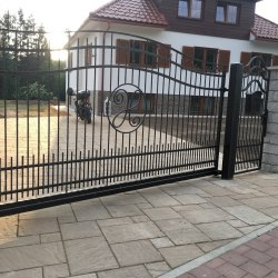 Kvalitná brána a plot s jednoduchým dizajnom pri rodinnom dome na strednom Slovensku