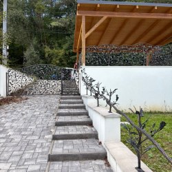 Luxusné oplotenie rodinného dobu s lesným motívom