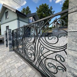 Posuvná kovaná brána