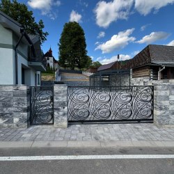 Posuvná kovaná brána vyhotovená podľa návrhu  Ing. arch. Jozefa Figlára
