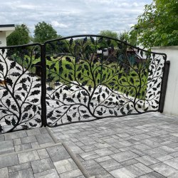 Ručne kovaná brána s dubovým vzorom 