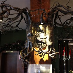 Exkluzívny ručne kovaný luster v tvare koreňov stromu vytvorený pre hotel Galileo - Donovaly - umelecké dielo