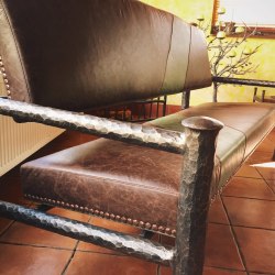 Kované doplnky - luxusná kožená sedačka 