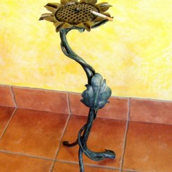 kované záhradné doplnky - ručne kovaný popolník slnečnica