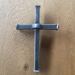 Nástenný kovaný kríž hranatý - kresťanský symbol