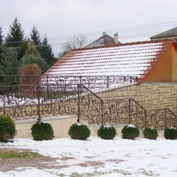 Kované exteriérové zábradlie v záhrade rodinného domu