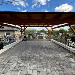 Luxusné kované zábradlie s motívom duba v prístrešku pre autá