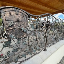 Ručne kované zábradlie v exteriéri rodinného domu s poštovou schránkou