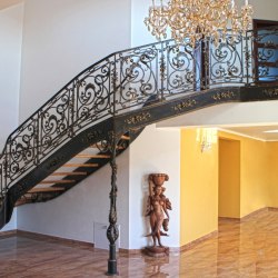 Kované schodisko s výnimočným interiérovým zábradlím - luxusné zábradlie
