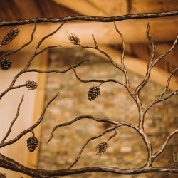 Výnimočné ručne kované zábradlie v interiéri poľovníckej chaty - Strom sosna - detail