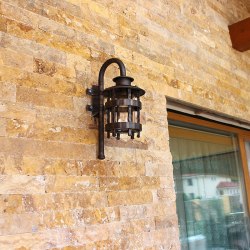 Historická nástenná lampa pre exteriérové osvetlenie - kované svietidlo na terase