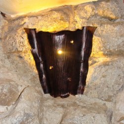 Kované lampy - bočné svietidlo pôsobí starodávne a zároveň nadčasovo