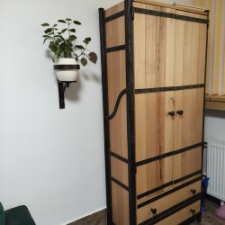 Kovaná skriňa kombinovaná drevom so zásuvkami 