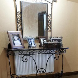 kovaný stolík a kované zrkadlo - nábytok do predsiene