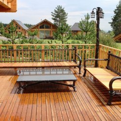 Luxusný exteriérový nábytok na terase horskej chalupy - kovaný nábytok